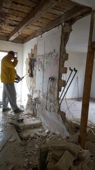 Die Wand zwischen Bad und Umkleidezimmer muss raus