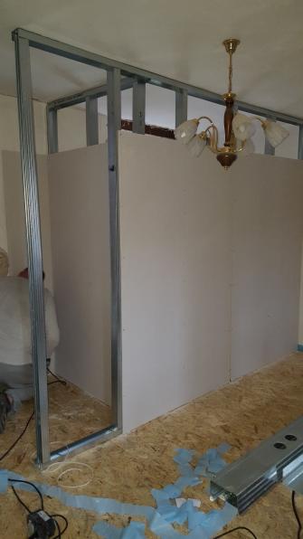 Die neue Wand zwischen Bad und Umkleidezimmer ist in Arbeit