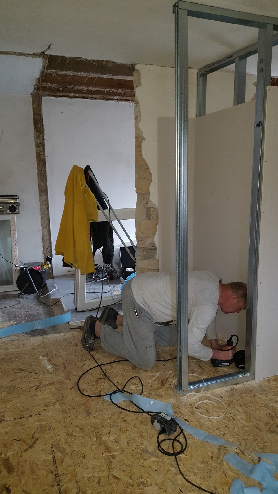 Die neue Wand zwischen Bad und Umkleidezimmer ist in Arbeit