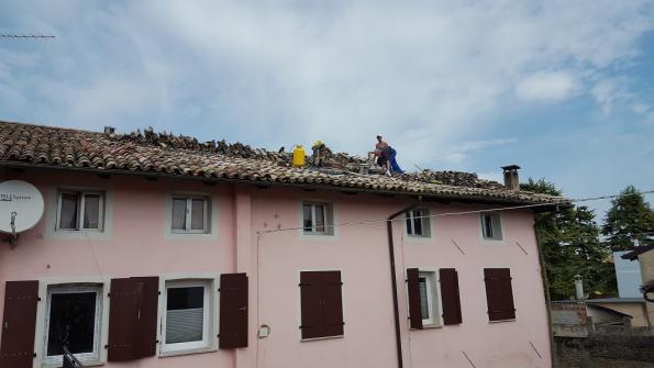 Restarbeiten am Dach
